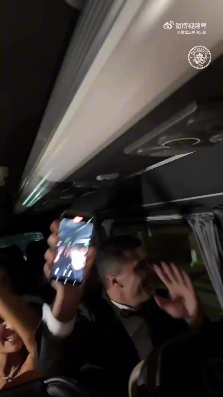 继续嗨皮不要停！罗德里拿奖后与众人在车上一起放声高歌🎵